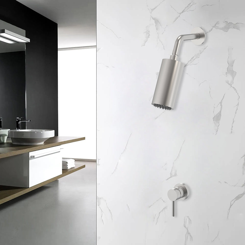 Pommeau de douche mural et mitigeur dans salle de bain design - Bellegno